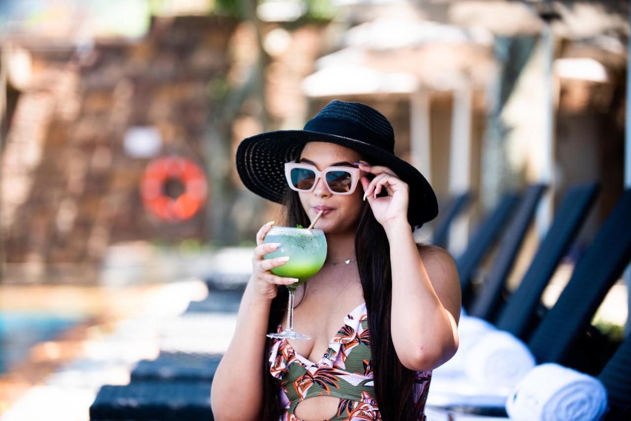 Hotel The Capital Zimbali Ballito Zewnętrze zdjęcie A woman wearing a hat