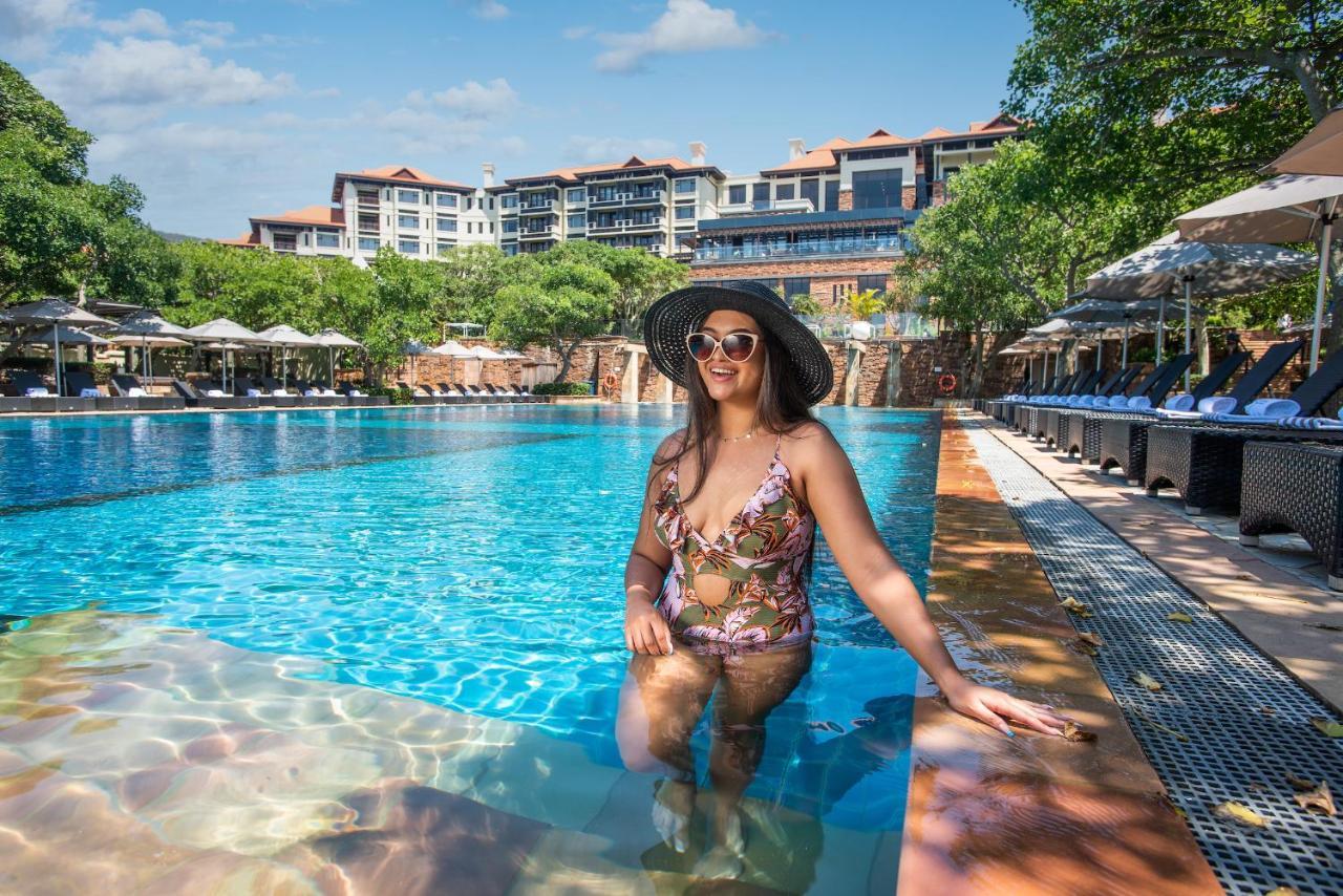 Hotel The Capital Zimbali Ballito Zewnętrze zdjęcie A woman wearing a sun hat