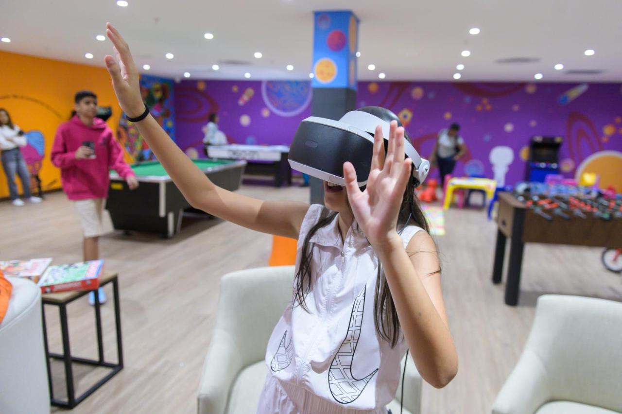 Hotel The Capital Zimbali Ballito Zewnętrze zdjęcie A child using a PlayStation VR headset