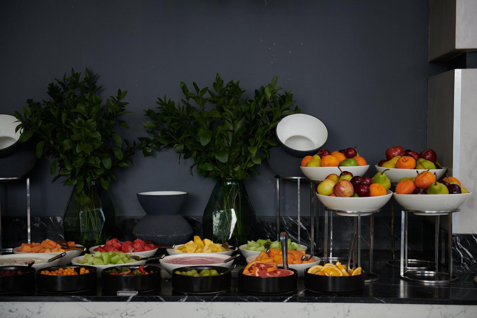 Hotel The Capital Zimbali Ballito Zewnętrze zdjęcie A fruit salad buffet
