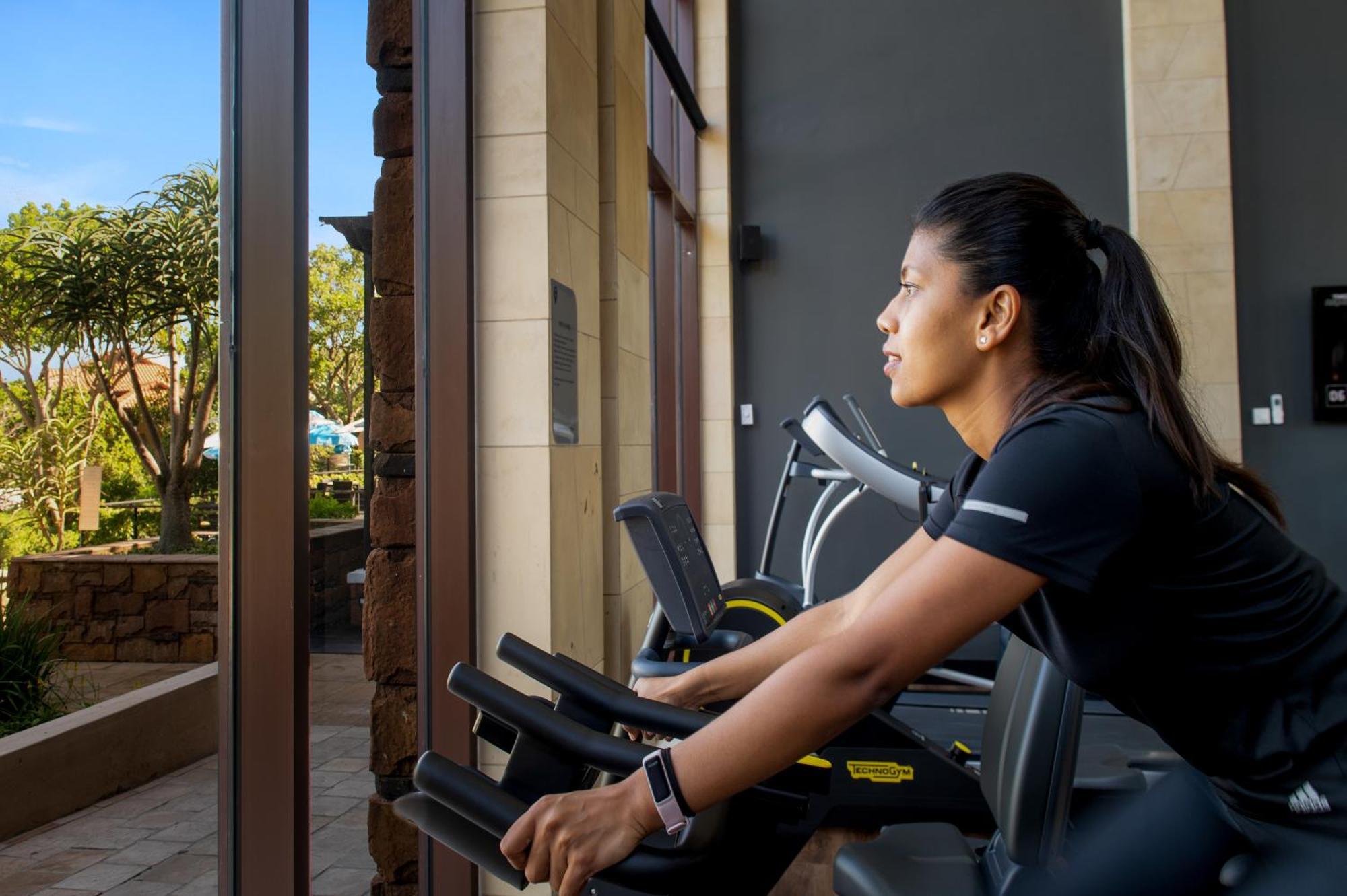 Hotel The Capital Zimbali Ballito Zewnętrze zdjęcie A woman on a treadmill